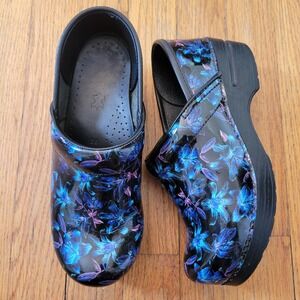Dansko 36 Professional Clogs Blue Purple Floral Lily Patent Leather 5.5 6 Nurse